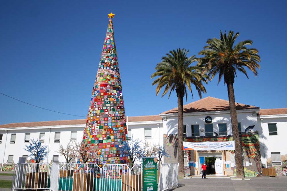 Foto de árbol navideño tejido, frente a Municipalidad de Puente Alto