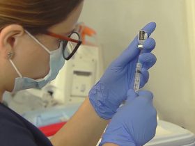 Foto de persona tomando una jeringa para vacunación de covid-19