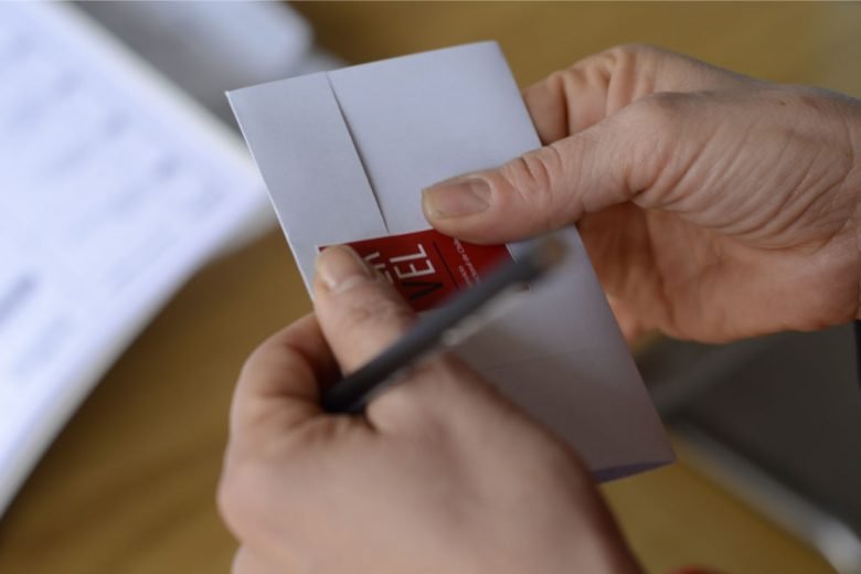 Foto de persona sosteniendo su voto