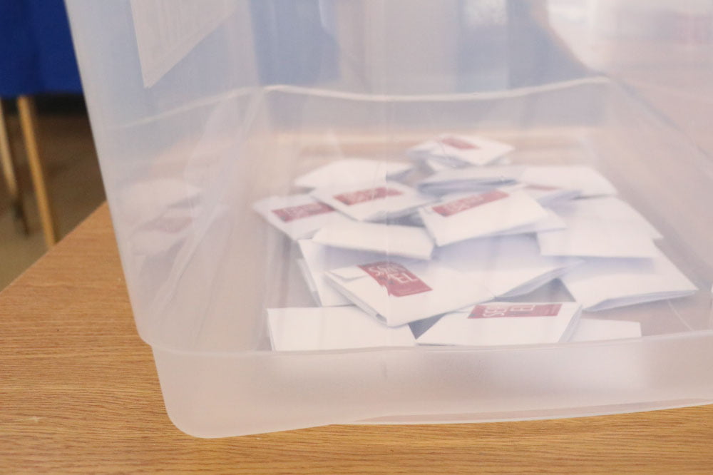 Foto de urna con votos