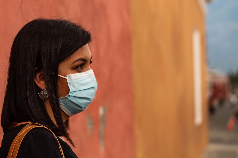 Mujer con mascarilla