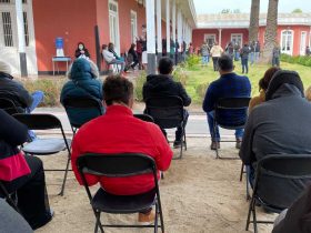 Foto de personas esperando vacunación en Puente Alto