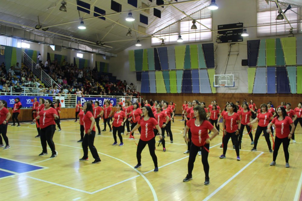 Personas realziando zumba en Puente Alto