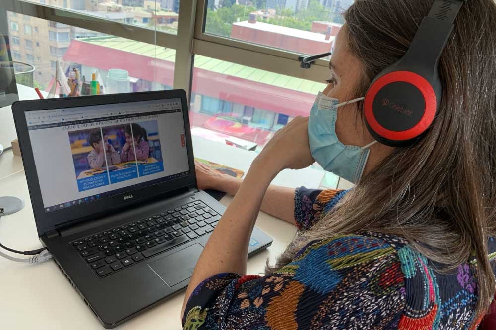 Foto de profesora en capacitación online