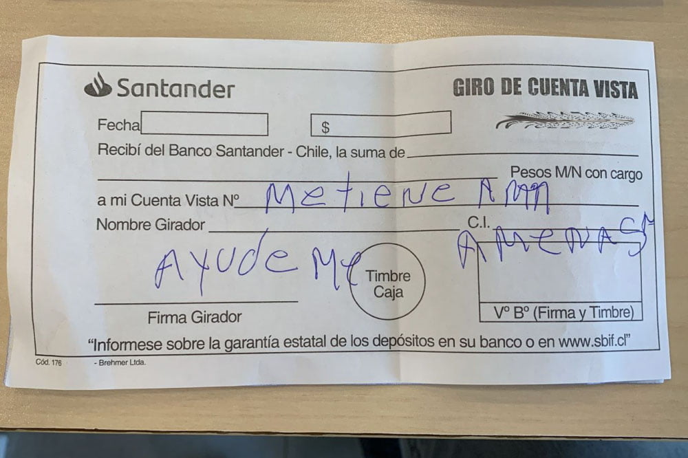 Foto de documento bancario, con texto escrito a mano de una persona pidiendo ayuda