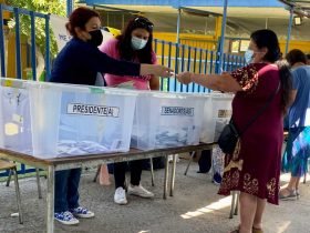 Foto de personas ejerciendo su derecho a voto en Puente Alto