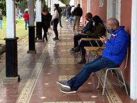 Foto de personas esperando vacunación en Puente Alto