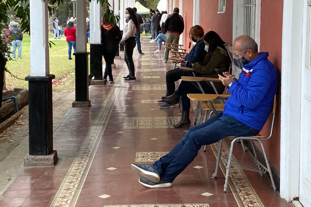 Foto de personas esperando vacunación en Puente Alto
