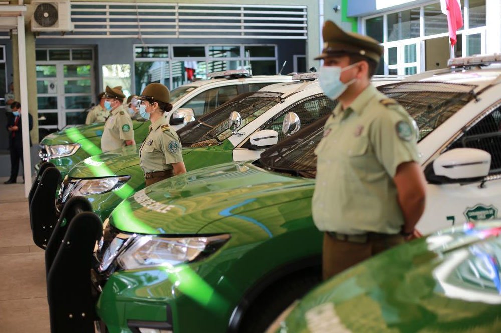 Foto de carabinero al costado de vehículo policial en la comuna de Puente Alto