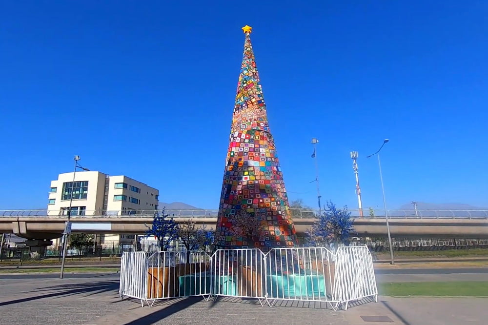 Árbol de navidad en Puente Alto, con cuadros tejidos
