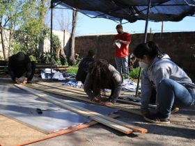 Foto de personas construyendo centro de acopio en Puente Alto