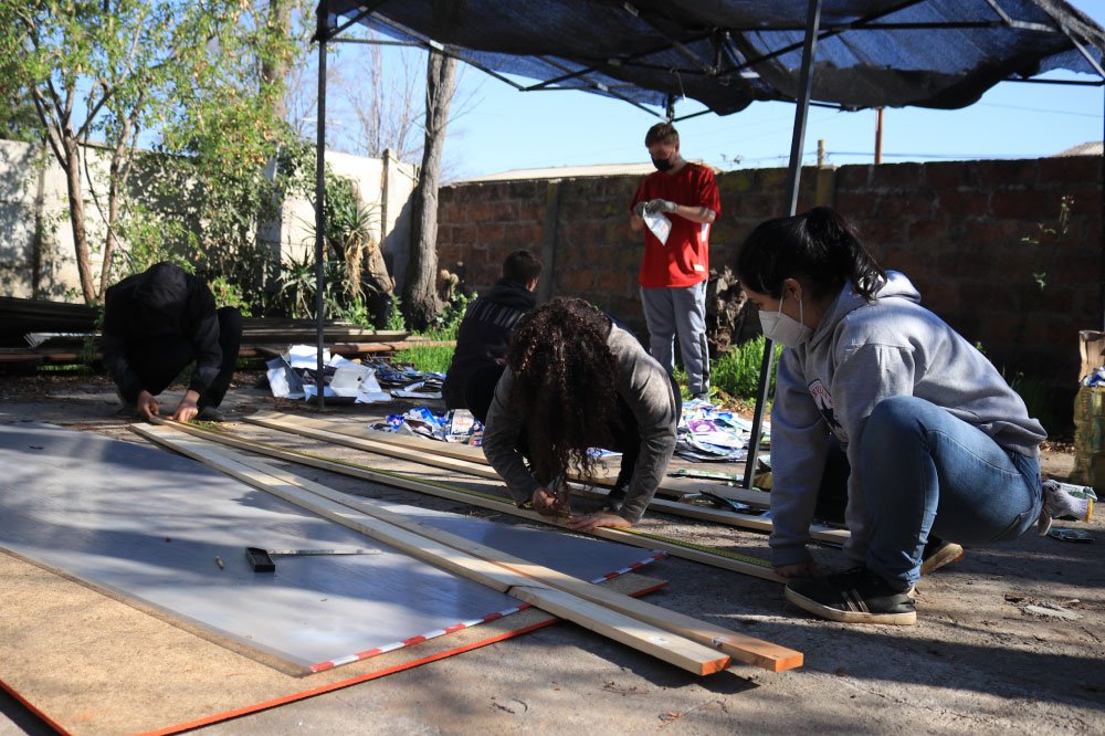 Foto de personas construyendo centro de acopio en Puente Alto