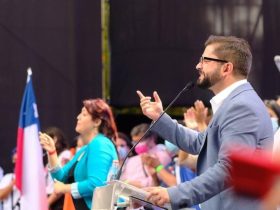 Foto de Gabriel Boric en evento de prensa