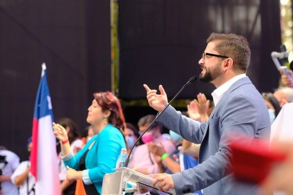 Foto de Gabriel Boric en evento de prensa