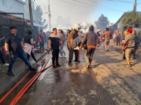 Foto de personas y bomberos en incendio de castro