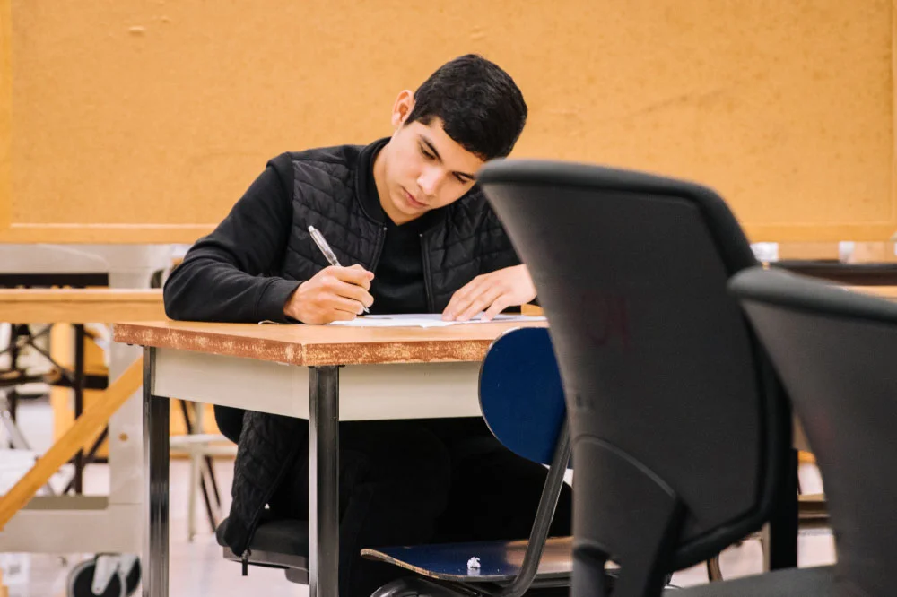 Foto de estudiante escribiendo