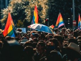 Foto de personas con banderas de la comunidad lgbtiq+