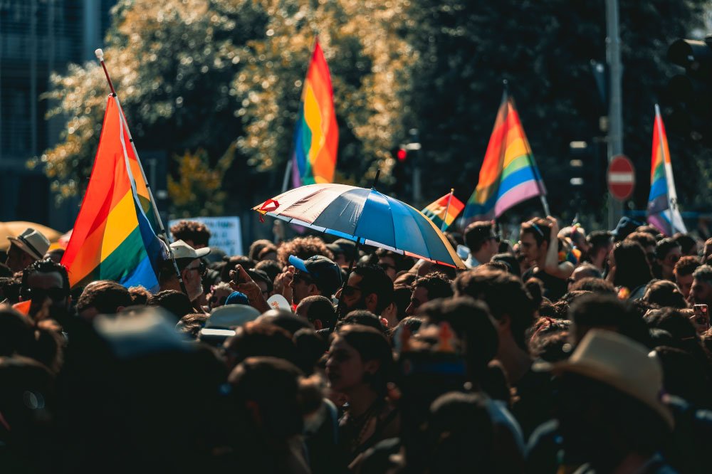 Foto de personas con banderas de la comunidad lgbtiq+