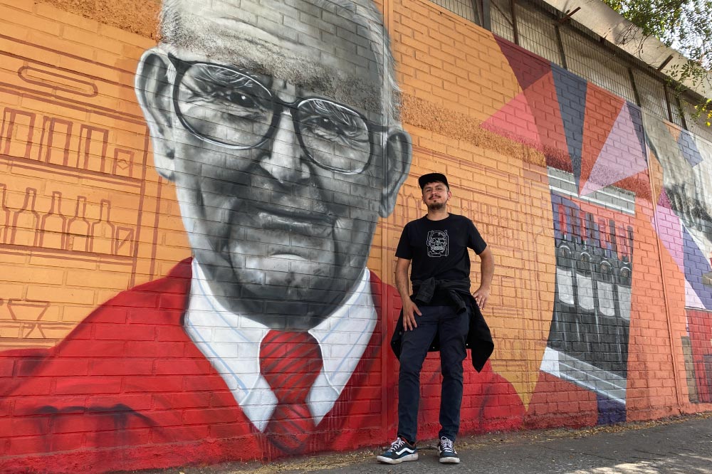 Foto de Fabrizio e Falcato junto a mural de comercial castro