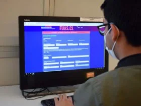 Foto de persona utilizando un computador en la página del FUAS 2022