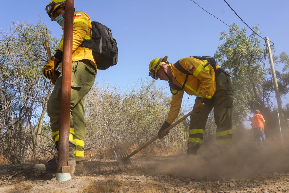 Foto de bomberos, realizando actividades de prevención en Puente Alto