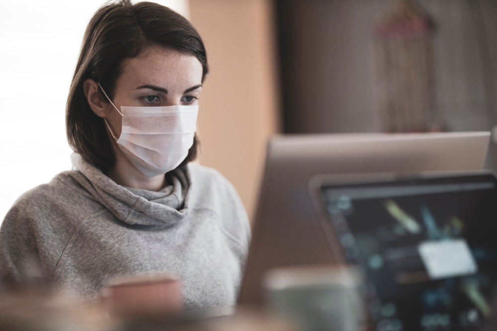 Foto de mujer utilizando un computador