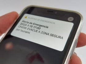 Foto de celular con alerta sae, indicando evacuación