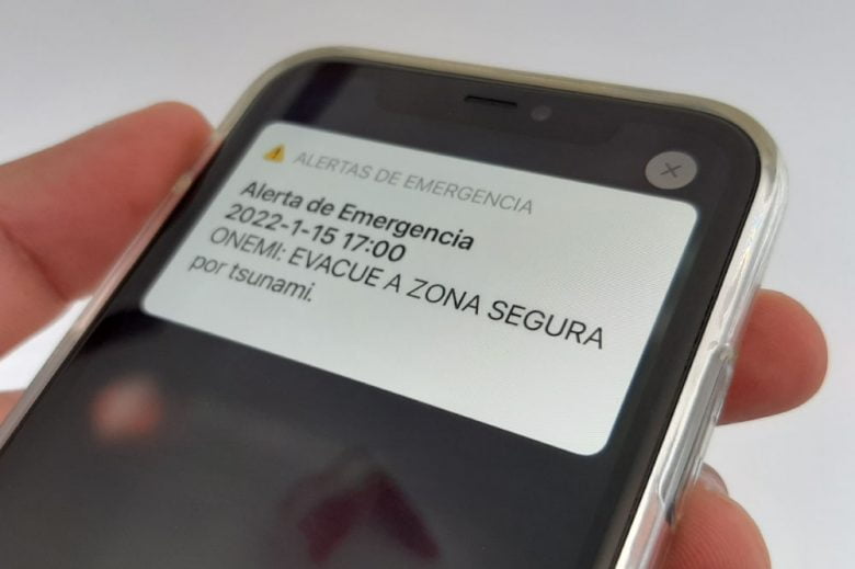 Foto de celular con alerta sae, indicando evacuación