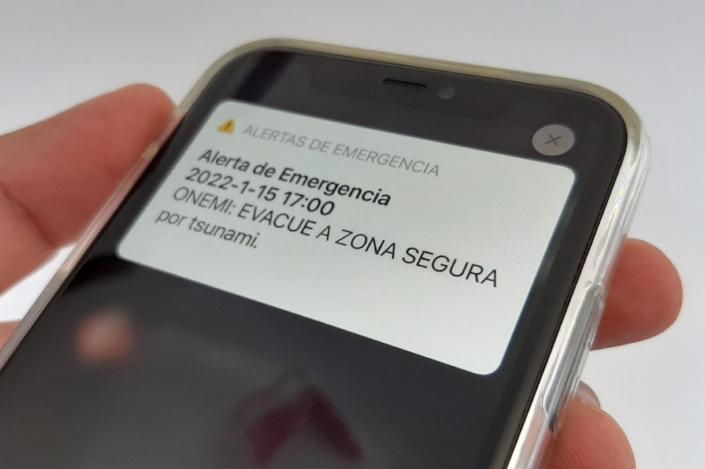 Foto de celular con alerta sae, indicando evacuación