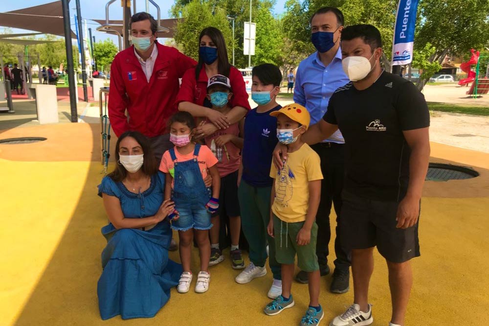 Foto de personas en plaza elige vivir sano de Puente Alto
