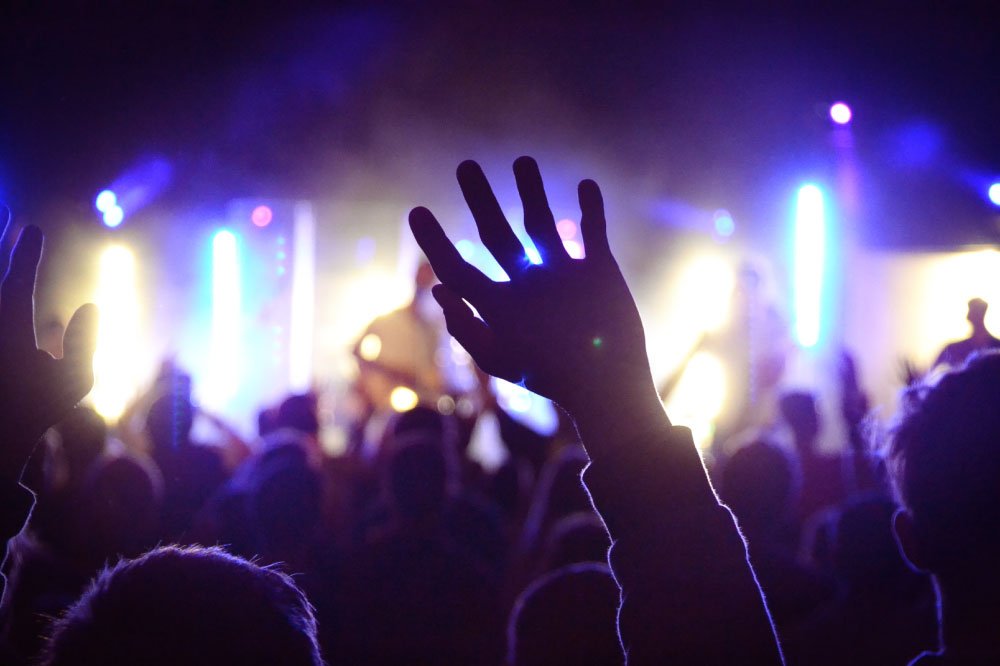 Foto de personas en un festival de música