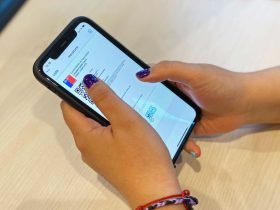 Foto de persona utilizando su celular para ver el pase de movilidad