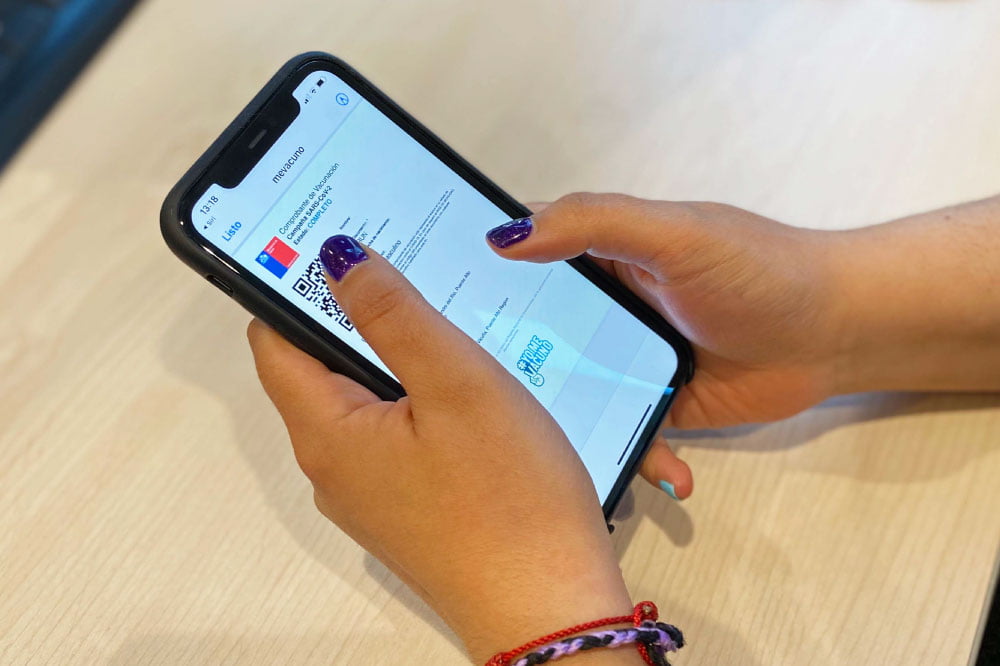 Foto de persona utilizando su celular para ver el pase de movilidad