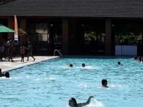 Foto de personas bañándose en balneario municipal de puente alto
