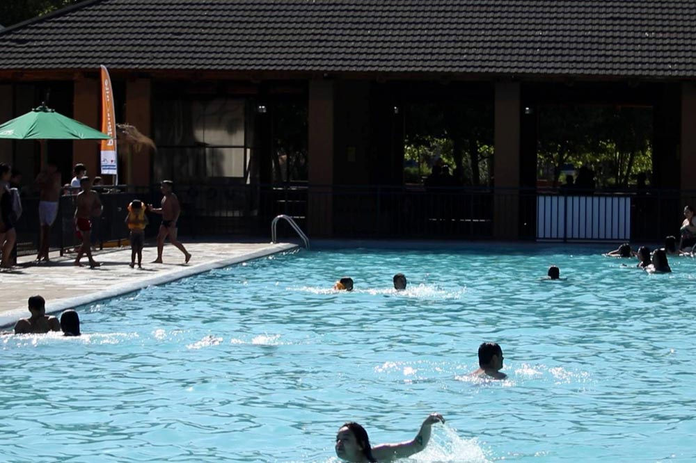 Foto de personas bañándose en balneario municipal de puente alto