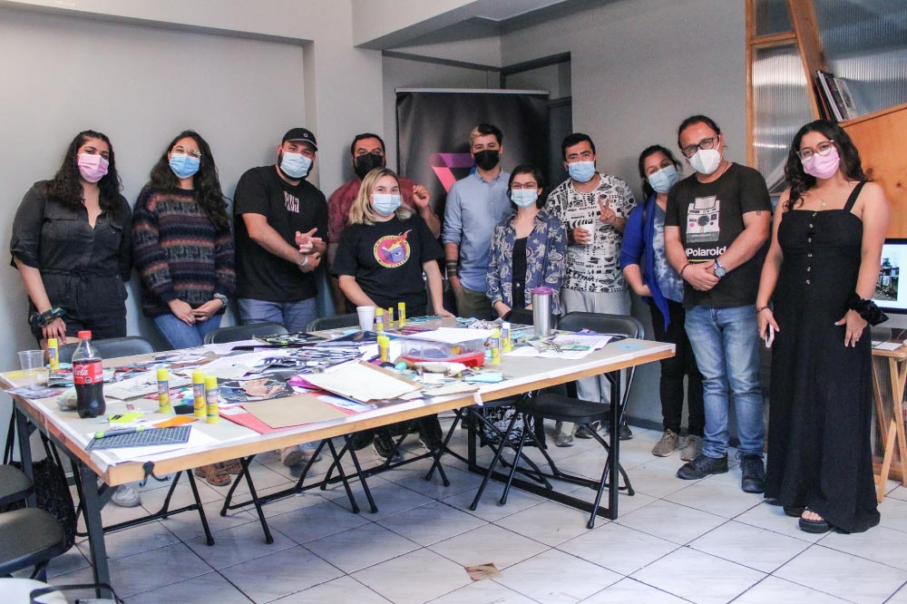 Foto de personal alrededor de una mesa de trabajo
