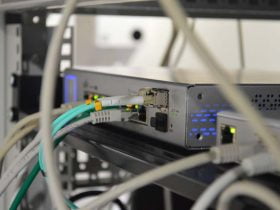 Foto de cables conectados a un hub de internet