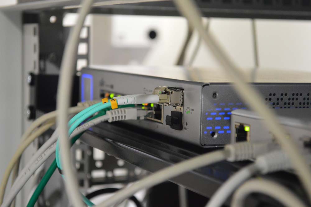 Foto de cables conectados a un hub de internet