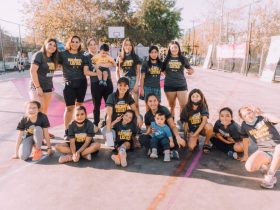 Foto de mujeres en cancha de fútbol color rosada en Puente Alto