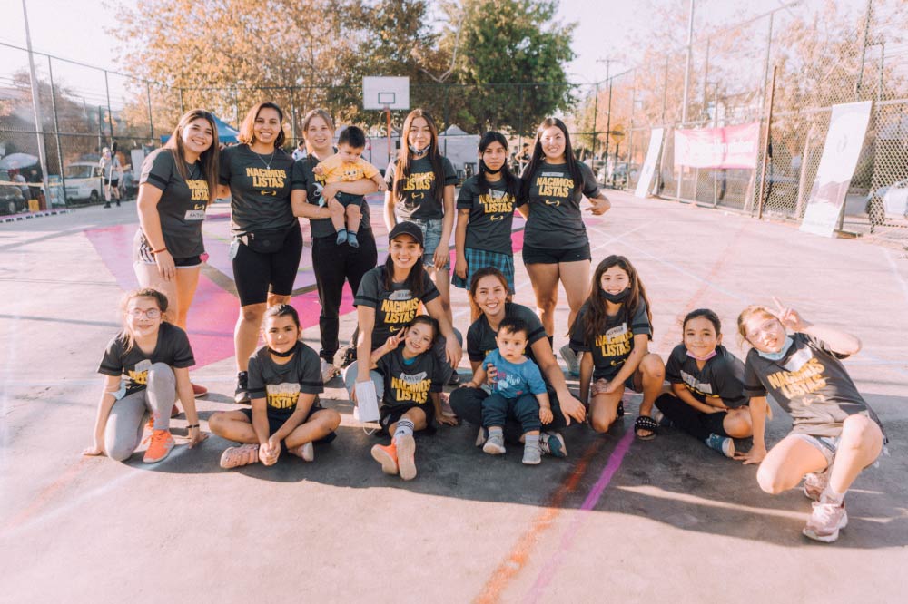 Foto de mujeres en cancha de fútbol color rosada en Puente Alto