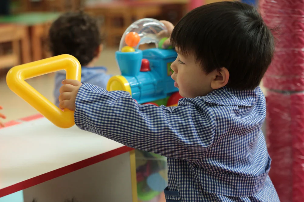 Foto de niño jugando en Jardin Infantil