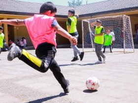 Foto de niños jugando fútbol