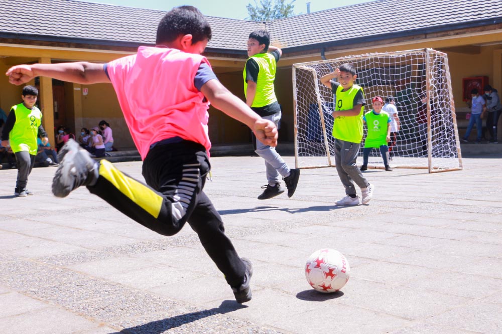 Foto de niños jugando fútbol