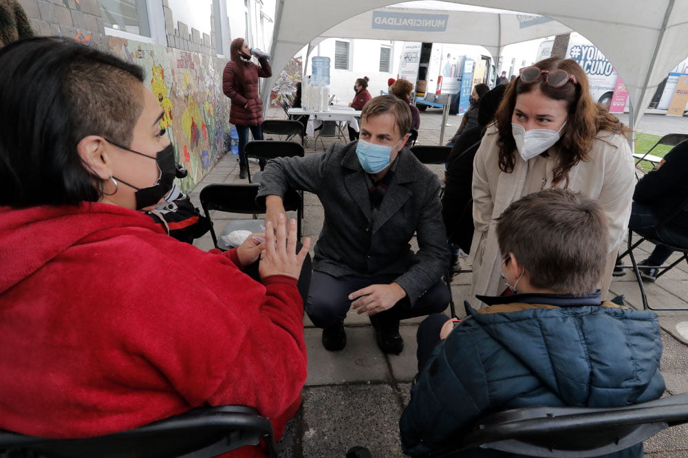 Foto de Alcalde de Puente Alto en compañía de la Ministra de Salud