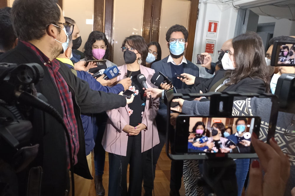 Foto de Ministra Juliera Brodsky conversando con prensa