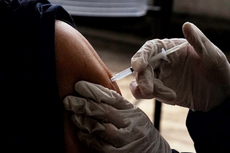Foto de persona recibiendo vacunación contra el covid-19