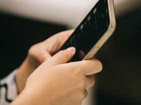 Foto de persona utilizando celular
