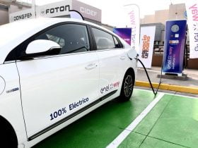 Foto de auto eléctrico cargándose