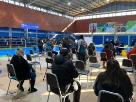 Foto de personas en vacunatorio de Puente Alto