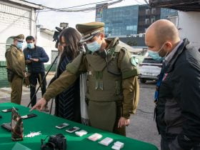 Foto de carabineros observando muestras de investigación policial